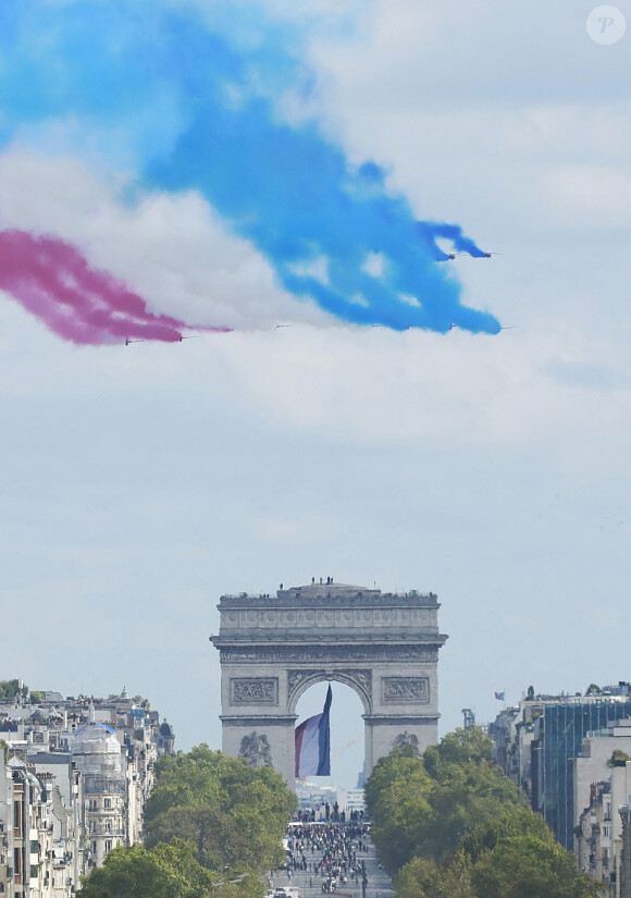 La patrouille de France et les Red Arrows britanniques de la RAF survolent les Champs-Elysées à l'occasion de la visite du roi Charles III d'Angleterre et Camilla Parker Bowles, reine consort d'Angleterre à Paris (20 et 21 septembre 2023, le 22 septembre 2023 à Bordeaux), le 20 septembre 2023. 