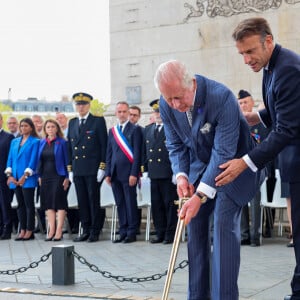 Le roi Charles III d'Angleterre et le président français Emmanuel Macron lors de la cérémonie du ravivage de la Flamme à l'Arc de Triomphe à Paris, à l'occasion de la visite officielle du roi d'Angleterre de 3 jours en France. Le 20 septembre 2023 