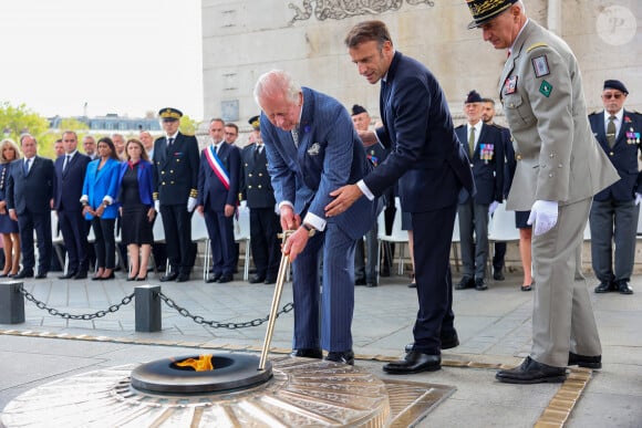 Le roi Charles III d'Angleterre et le président français Emmanuel Macron lors de la cérémonie du ravivage de la Flamme à l'Arc de Triomphe à Paris, à l'occasion de la visite officielle du roi d'Angleterre de 3 jours en France. Le 20 septembre 2023 