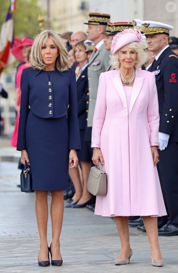 Brigitte Macron et la reine consort d'Angleterre, Camilla Parker Bowles, lors de la cérémonie du ravivage de la Flamme à l'Arc de Triomphe à Paris, à l'occasion de la visite officielle du roi et de la reine d'Angleterre de 3 jours en France. Le 20 septembre 2023 