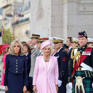 Brigitte Macron et la reine consort d'Angleterre, Camilla Parker Bowles, lors de la cérémonie du ravivage de la Flamme à l'Arc de Triomphe à Paris, à l'occasion de la visite officielle du roi et de la reine d'Angleterre de 3 jours en France. Le 20 septembre 2023 