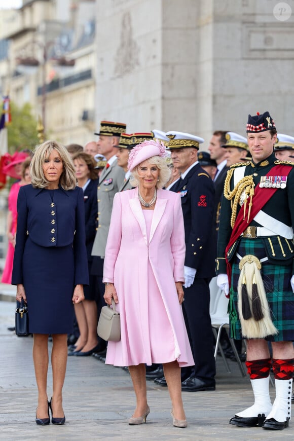 Brigitte Macron et la reine consort d'Angleterre, Camilla Parker Bowles, lors de la cérémonie du ravivage de la Flamme à l'Arc de Triomphe à Paris, à l'occasion de la visite officielle du roi et de la reine d'Angleterre de 3 jours en France. Le 20 septembre 2023 