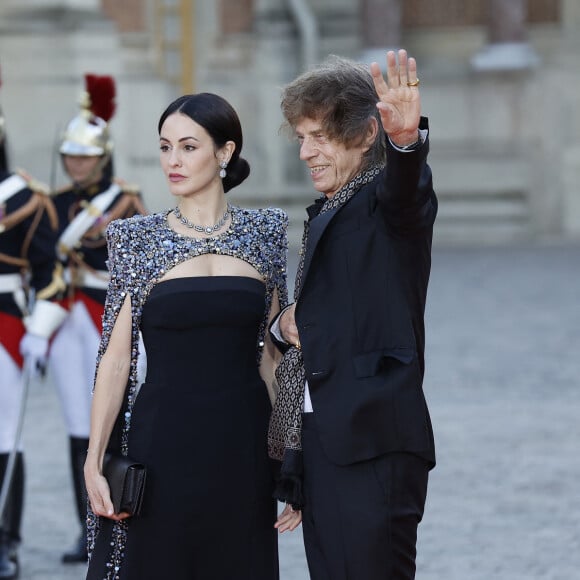 Ils étaient entourés de Mick Jagger, la star des "Rolling Stones", et de Melanie Hamrick.
Sir Mick Jagger et sa compagne Melanie Hamrick - Dîner d'Etat au château de Versailles en l'honneur de la visite officielle du roi et de la reine d'Angleterre en France (20 - 22 septembre 2023), le 20 septembre 2023. 150 invités triés sur le volet ont été conviés à cette occasion. © Jacovides-Moreau / Bestimage 