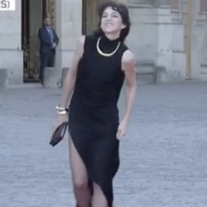 Charlotte Gainsbourg à son arrivée au château de Versailles pour le dîner d'Etat donné par Emmanuel Macron en l'honneur du roi Charles III et son épouse Camilla le 20 septembre 2023.