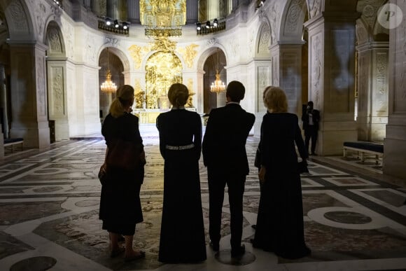 Camilla Parker Bowles, reine consort d'Angleterre, Le roi Charles III d'Angleterre, Le président Emmanuel Macron, Brigitte Macron - Le président Emmanuel Macron et sa femme visitent la chapelle du château de Versailles avec le roi et la reine d'Angleterre avant le dîner d'état dans la galerie des Glaces le 20 septembre 2023. © Eric Tschaen / Pool / Bestimage