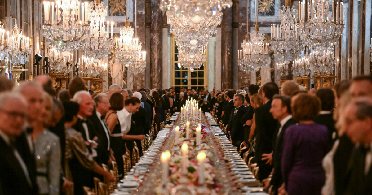 Dîner d'Etat pour Charles III à Versailles : un invité balance sur la soirée et les plats "pas très copieux"