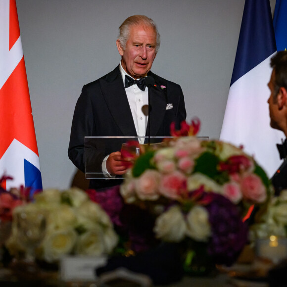 Le roi Charles III d'Angleterre, Le président Emmanuel Macron - Toast et discours lors du dîner d'Etat au château de Versailles en l'honneur de la visite officielle du roi et de la reine d'Angleterre en France le 20 septembre 2023. © Eric Tschaen / Pool / Bestimage