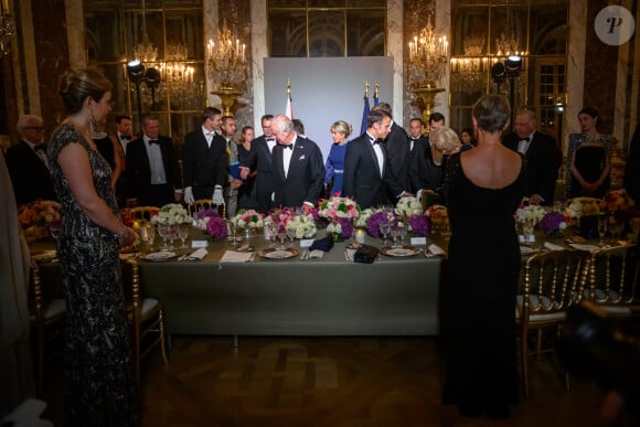 Près de 160 convives prestigieux ont eu la chance de partager la table du souverain britannique, lors de cette réception donnée par Emmanuel et Brigitte Macron
Yaël Braun-Pivet, présidente de l'Assemblée Nationale, Le roi Charles III d'Angleterre, le président Emmanuel Macron - Toast et discours lors du dîner d'Etat au château de Versailles en l'honneur de la visite officielle du roi et de la reine d'Angleterre en France. © Eric Tschaen / Pool / Bestimage
