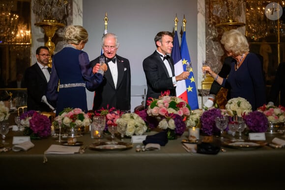 Brigitte Macron, Le roi Charles III d'Angleterre, Le président Emmanuel Macron, Camilla Parker Bowles, reine consort d'Angleterre - Toast et discours lors du dîner d'Etat au château de Versailles en l'honneur de la visite officielle du roi et de la reine d'Angleterre en France le 20 septembre 2023. © Eric Tschaen / Pool / Bestimage