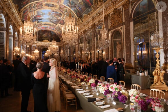 Dans l'enceinte de la somptueuse Galerie des Glaces de Versailles, a été donné un dîner d'État en l'honneur de la a venue de Charles III, en France.
Toast et discours lors du dîner d'Etat au château de Versailles en l'honneur de la visite officielle du roi et de la reine d'Angleterre en France © Imago / Panoramic / Bestimage