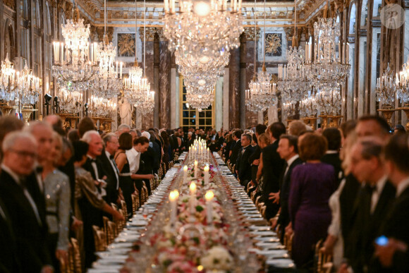 Mais Yann Arthus-Bertrand a pointé un problème sur la liste des invités, un peu trop VIP.
Toast et discours lors du dîner d'Etat au château de Versailles en l'honneur de la visite officielle du roi et de la reine d'Angleterre en France le 20 septembre 2023.