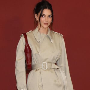 Kendall Jenner portait un trench beige
Kendall Jenner - Milan Fashion Week, "Spring Summer 2024" de Gucci
