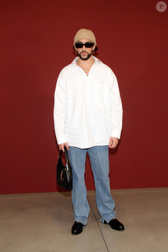 Bad Bunny portait une chemise ample avec un jean
Bad Bunny - Milan Fashion Week, "Spring Summer 2024" de Gucci