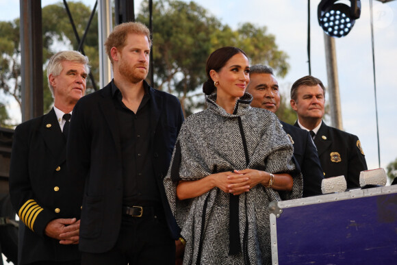 Le prince Harry, duc de Sussex et Meghan Markle, duchesse de Sussex, remettent un prix honorifique à Kevin Costner lors de son gala de charité One805 Live, organisé sur son terrain de polo à Summerland près de Santa Barbara, le 22 septembre 2023.