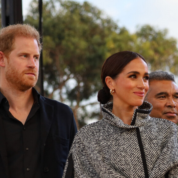 Le prince Harry, duc de Sussex et Meghan Markle, duchesse de Sussex, remettent un prix honorifique à Kevin Costner lors de son gala de charité One805 Live, organisé sur son terrain de polo à Summerland près de Santa Barbara, le 22 septembre 2023.