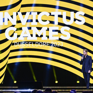 Quelque temps avant le lancement de son évènement, le prince a fait une petite escale à Londres pour assister aux WellChild Awards. 
Le prince Harry Duc de Sussex lors de la cérémonie de clôture des Invictus Games 2023 à Dusseldorf, le 16 septembre 2023.