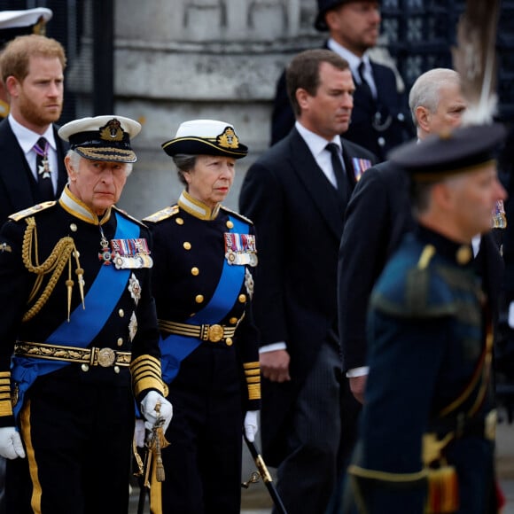 Le prince Harry, duc de Sussex, Le roi Charles III d'Angleterre, La princesse Anne, Peter Phillips - Procession du cercueil de la reine Elizabeth II d'Angleterre de Wesminster Hall où il était exposé au public, jusqu'à l'Abbaye de Westminster. Le cercueil est installé sur l'affût du canon, puis tiré par 142 marins de la Royal Navy à l'aide de cordages, dans la plus pure tradition de la monarchie britannique. Cette tradition remonte aux funérailles d'Etat de la reine Victoria en février 1901. Londres, le 19 septembre 2022.