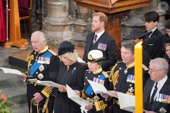 Le roi Charles III d'Angleterre, la reine consort Camilla Parker Bowles, la princesse Anne, Sir Timothy Laurence, le prince Andrew, duc d'York, le prince Edward, comte de Wessex, le prince Harry, duc de Sussex, Meghan Markle, duchesse de Sussex, la princesse Beatrice d'York - Service funéraire à l'Abbaye de Westminster pour les funérailles d'Etat de la reine Elizabeth II d'Angleterre, le 19 septembre 2022.