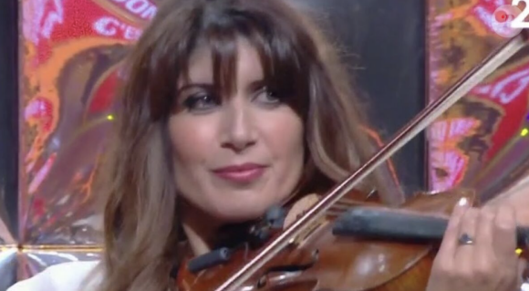 Elle a rejoint la bande en 2018 en tant que violoniste.
Karen Khochafian, membre de l'équipe musicale de "N'oubliez pas les paroles", France 2