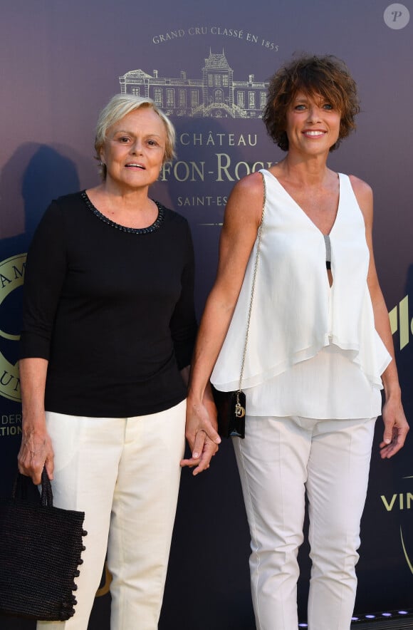 "Je n'avais pas rencontré la bonne personne... J'ai mis mon amour ailleurs et autrement", confie-t-elle à "Femme Actuelle Programmes Télé".
Muriel Robin et sa femme Anne Le Nen - 9ème gala étoilé Patrick Mouratoglou (coach légendaire de S. Williams) au profit de la Fondation Champ'seed à la Mouratoglou Academy afin de soutenir les jeunes espoirs du tennis mondial à Biot le 18 juin 2023. Un dîner était organisé autour de l'iconique piscine en forme de raquette, suivi d'une vente aux enchères avec des lots prestigieux dont une heure d'entrainement en compagnie de M. Tyson. 