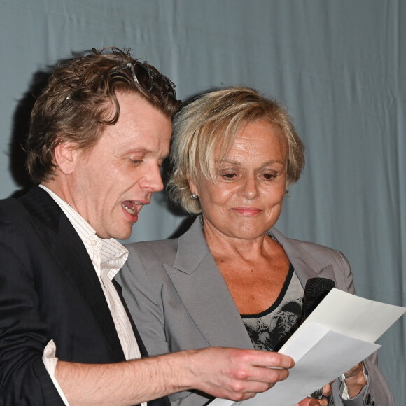 Exclusif - Alex Lutz (lauréat du Grand prix Raymond Devos de la langue française 2022) et Muriel Robin (Grand prix du centième anniversaire de la naissance de Raymond Devos) - Cérémonie de remise du prix Raymond Devos au théâtre Edouard VII à Paris cadre de la 28ème édition de la semaine de la Langue Française et de la Francophonie le 20 mars 2023. Le théâtre a rendu hommage à R. Devos avec le spectacle "Il a de la côte Devos!" mis en scène par D. Benoin. A. Lutz et M. Robin héritiers de l'artiste, salués pour leur maitrise de la langue et leur manière de jouer, ont reçus leurs prix. © Coadic Guirec - Cyril Bruneau / Bestimage 