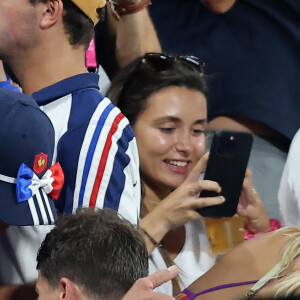 Antoine Dupont - Les joueurs défilent sur le terrain avant le match d'ouverture de la Coupe du Monde de Rugby France 2023 : match de la Poule A entre la France et la Nouvelle-Zélande au Stade de France à Saint-Denis le 8 septembre 2023. © Dominique Jacovides / Bestimage 