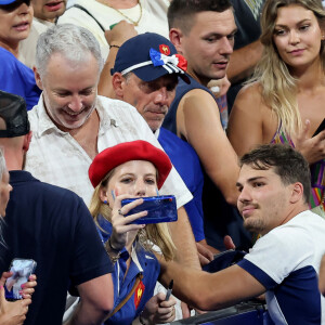 Antoine Dupont avait été célébrer cette belle victoire avec tous ses proches installés dans les tribunes.
Antoine Dupont - Les joueurs défilent sur le terrain avant le match d'ouverture de la Coupe du Monde de Rugby France 2023 : match de la Poule A entre la France et la Nouvelle-Zélande au Stade de France à Saint-Denis le 8 septembre 2023. © Dominique Jacovides / Bestimage 