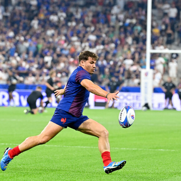 Echauffement - Antoine Dupont ( 9 - France ) - - Match d'ouverture de la coupe du monde de Rugby : La France l'emporte 27 à 13 face à la Nouvelle Zélande (All Blacks) au Stade de France à Saint-Denis le 8 septembre 2023. © Federico Pestellini / Panoramic / Bestimage 