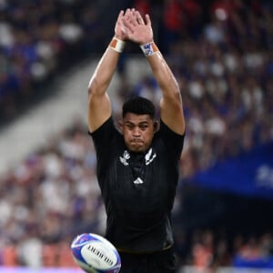 Antoine Dupont ( 9 - France ) - Ardie Savea ( 8 - Nouvelle Zelande ) - - Match d'ouverture de la coupe du monde de Rugby : La France l'emporte 27 à 13 face à la Nouvelle Zélande (All Blacks) au Stade de France à Saint-Denis le 8 septembre 2023. © Federico Pestellini / Panoramic / Bestimage 