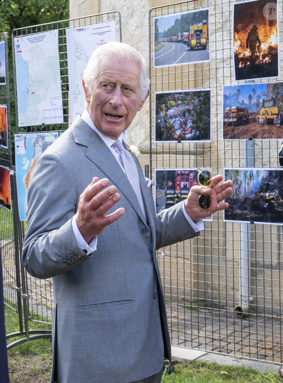 Le roi Charles III d'Angleterre, visite la forêt expérimentale de Floirac près de Bordeaux, le 22 septembre 2023. L'objectif de ce parcours est d'en savoir plus sur les efforts visant à lutter contre les effets du changement climatique sur les forêts, ainsi que sur l'impact dévastateur des incendies de forêt de l'année dernière et sur la façon dont la communauté locale s'est remise de la catastrophe et a mis en oeuvre des stratégies de prévention des incendies et de résilience des forêts. Le couple royal britannique est en visite en France du 20 au 22 septembre 2023. 