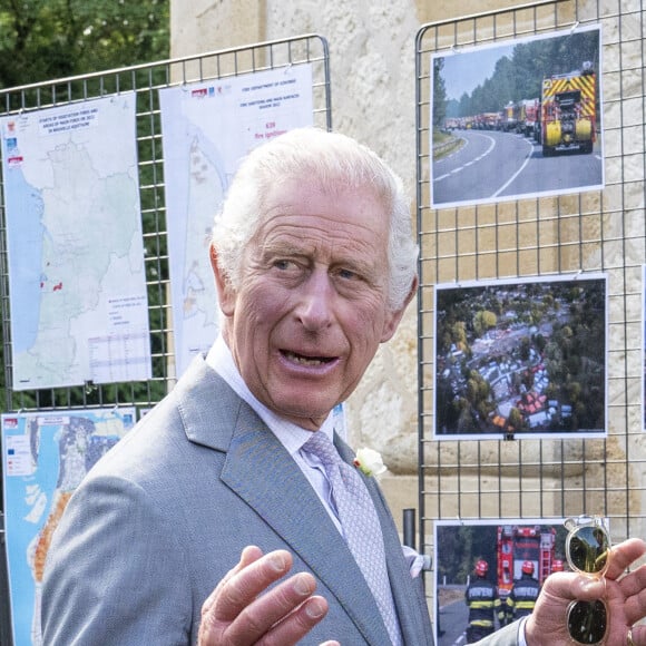 Le roi Charles III d'Angleterre, visite la forêt expérimentale de Floirac près de Bordeaux, le 22 septembre 2023. L'objectif de ce parcours est d'en savoir plus sur les efforts visant à lutter contre les effets du changement climatique sur les forêts, ainsi que sur l'impact dévastateur des incendies de forêt de l'année dernière et sur la façon dont la communauté locale s'est remise de la catastrophe et a mis en oeuvre des stratégies de prévention des incendies et de résilience des forêts. Le couple royal britannique est en visite en France du 20 au 22 septembre 2023. 