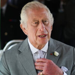 Le roi Charles III d'Angleterre et Camilla Parker Bowles, reine consort d'Angleterre, rejoignent en tramway la place de la Bourse à Bordeaux, le 22 septembre 2023. Le couple royal britannique est en visite en France du 20 au 22 septembre 2023. 