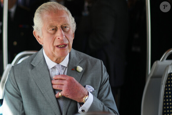 Le roi Charles III d'Angleterre et Camilla Parker Bowles, reine consort d'Angleterre, rejoignent en tramway la place de la Bourse à Bordeaux, le 22 septembre 2023. Le couple royal britannique est en visite en France du 20 au 22 septembre 2023. 