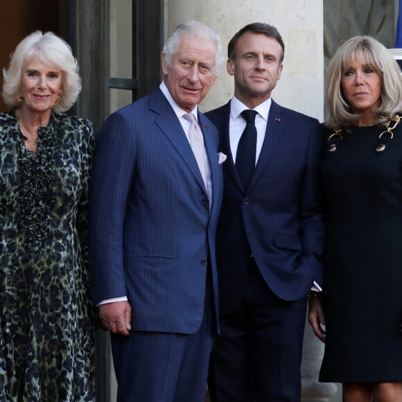 le président Emmanuel Macron, Brigitte Macron, Le roi Charles III d'Angleterre, Camilla Parker Bowles, reine consort d'Angleterre - Le président de la République et sa femme ont reçu le roi et la reine consort au palais de l'Elysée à Paris le 21 septembre 2023. © Stéphane Lemouton / Bestimage 