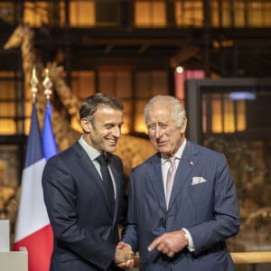 Le président Emmanuel Macron et le roi Charles III d'Angleterre, lors de leur visite au Musée d'Histoire naturelle pour rencontrer des chefs d'entreprise et parler de biodiversité à Paris, France, le 21 septembre 2023, le deuxième jour de sa visite d'État en France. © Eliot Blondet/Pool/Bestimage 