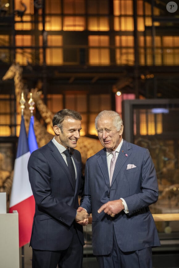 Le président Emmanuel Macron et le roi Charles III d'Angleterre, lors de leur visite au Musée d'Histoire naturelle pour rencontrer des chefs d'entreprise et parler de biodiversité à Paris, France, le 21 septembre 2023, le deuxième jour de sa visite d'État en France. © Eliot Blondet/Pool/Bestimage 