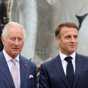 Le président de la République française, Emmanuel Macron et le roi Charles III d'Angleterre - Le couple royal britannique, en visite en France du 20 au 22 septembre 2023, rencontre les membres de l'équipe de restauration de la cathédrale Notre-Dame de Paris. Cette dernière a été ravagée par un incendie en 2019. © Jacovides / Moreau / Bestimage 