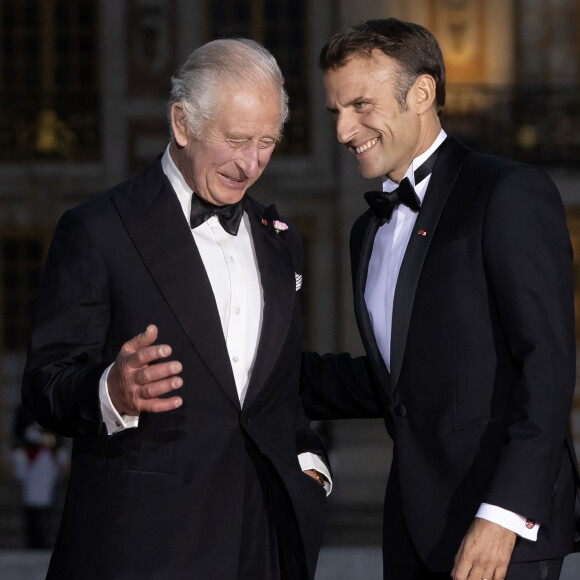 Comme lors du dîner d'Etat donné au château de Versailles
Le roi Charles III d'Angleterre, et le président français Emmanuel Macron - Dîner d'Etat au château de Versailles en l'honneur de la visite officielle du roi et de la reine d'Angleterre en France (20 - 22 septembre 2023), le 20 septembre 2023. 150 invités triés sur le volet ont été conviés à cette occasion. © Jacovides-Moreau / Bestimage 