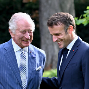 Charles III et Emmanuel Macron se sont rapprochés lors du séjour du couple royal en France
Le roi Charles III d'Angleterre et Emmanuel Macron lors de la cérémonie de plantage d'un arbre à la résidence de l'ambassade britannique à Paris, à l'occasion de la visite officielle du roi d'Angleterre en France de 3 jours. 