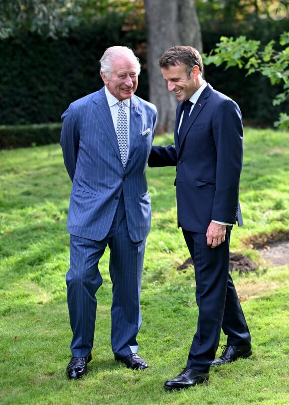 Charles III et Emmanuel Macron se sont rapprochés lors du séjour du couple royal en France
Le roi Charles III d'Angleterre et Emmanuel Macron lors de la cérémonie de plantage d'un arbre à la résidence de l'ambassade britannique à Paris, à l'occasion de la visite officielle du roi d'Angleterre en France de 3 jours. 