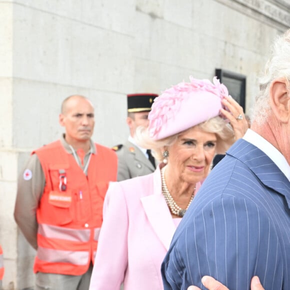 Le roi Charles III d'Angleterre et la reine consort Camilla Parker Bowles, le président français Emmanuel Macron et sa femme Brigitte Macron lors de la cérémonie du ravivage de la Flamme à l'Arc de Triomphe à Paris, le 20 septembre 2023. Le couple royal britannique est en visite en France du 20 au 22 septembre 2023. © Jacques Witt / Pool / Bestimage 