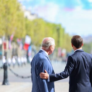 Le roi Charles III d'Angleterre et la reine consort Camilla Parker Bowles, le président français Emmanuel Macron et sa femme Brigitte Macron lors de la cérémonie du ravivage de la Flamme à l'Arc de Triomphe à Paris, le 20 septembre 2023. le couple royal britannique est en visite en France du 20 au 22 septembre 2023. 