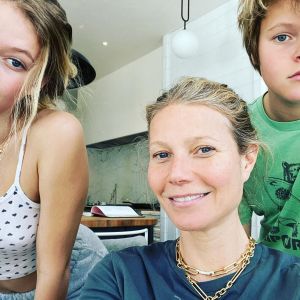 La maman de Moses et Apple est à la fondatrice de "Goop".
Gwyneth Paltrow et ses enfants, Apple et Moses, sur Instagram, le 7 avril 2020.