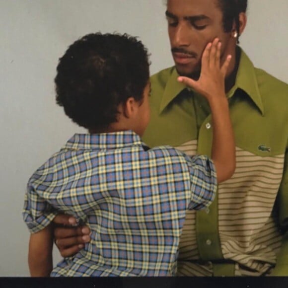 Il a même révélé un indice crucial quant à son identité... puisqu'on ne voit pas du tout le visage de sa compagne, évidement.
Stomy Bugsy et son fils Bilal dans le clip du titre "Mon papa à moi est un gangster".