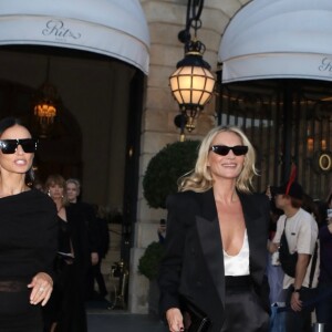 Demi Moore et Kate Moss à la sortie du Ritz pour se rendre au défilé Saint Laurent à Paris lors de la Fashion Week. Mardi 26 septembre 2023