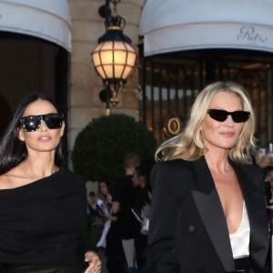 Demi Moore et Kate Moss à la sortie du Ritz pour se rendre au défilé Saint Laurent à Paris lors de la Fashion Week. Mardi 26 septembre 2023