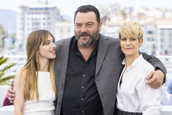 La jeune femme est de plus en plus connue et avait même joué dans un film ultra-récompensé.
Denis Ménochet, Marie Colomb, Marina Foïs au photocall de "As Bestas" lors du 75ème Festival International du Film de Cannes, le 27 mai 2022. © Cyril Moreau/Bestimage