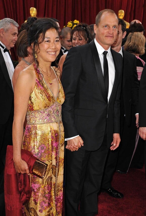 Laura Louie et Woody Harrelson lors de la cérémonie des Oscar, le 7 mars 2010 à Los Angeles