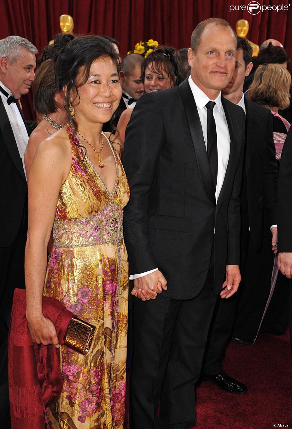 Laura Louie et Woody Harrelson lors de la cérémonie des Oscar, le 7 mars 2010 à Los Angeles