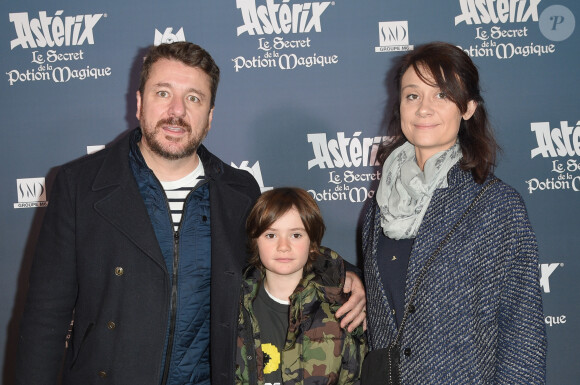 Bruno Guillon et sa femme Marion avec leur fils Anatole - Avant-première du film "Astérix : Le Secret de la potion magique" au cinéma UGC Normandie à Paris, le 2 décembre 2018. © Coadic Guirec/Bestimage